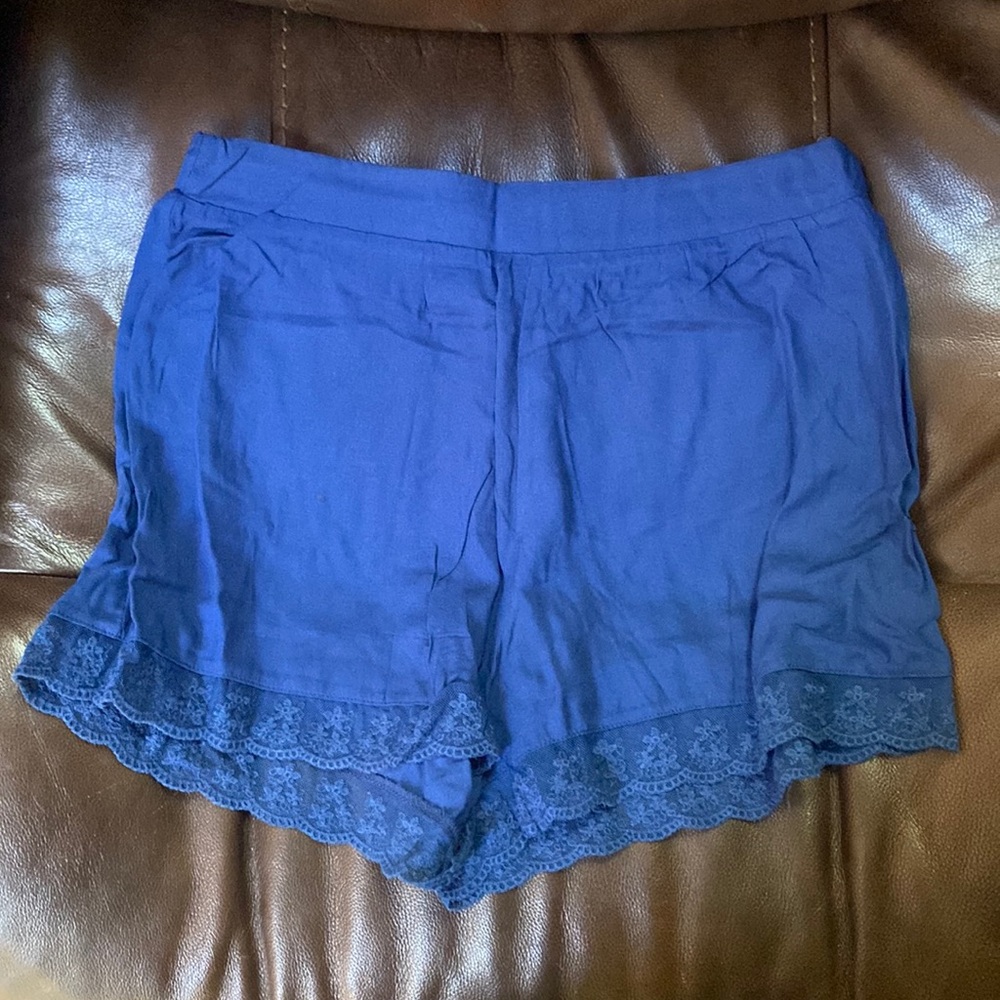 Shorts with lace trim